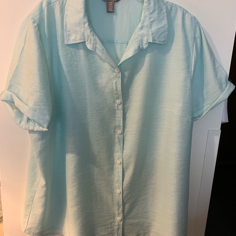 SIZE XL LIGHT BLUE SHORT SLEEVE TOP